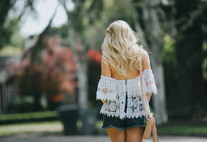 white lace tularosa crop top with high waisted shorts